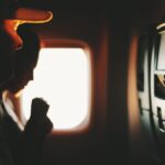 Bild eines Flugzeugs mit ausgeschaltetem Licht, um zu verdeutlichen warum Flugzeugbeleuchtung ausgeschaltet wird