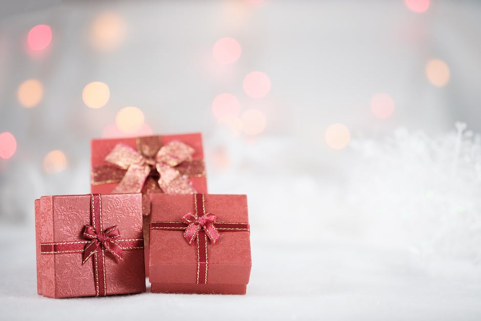  Bild eines hell erleuchteten Weihnachtsbaumes